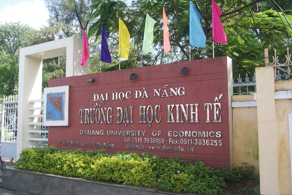 Đại học kinh tế Đà Nẵng công bố mức điểm chuẩn cao hơn năm ngoái tầm 2 điểm.