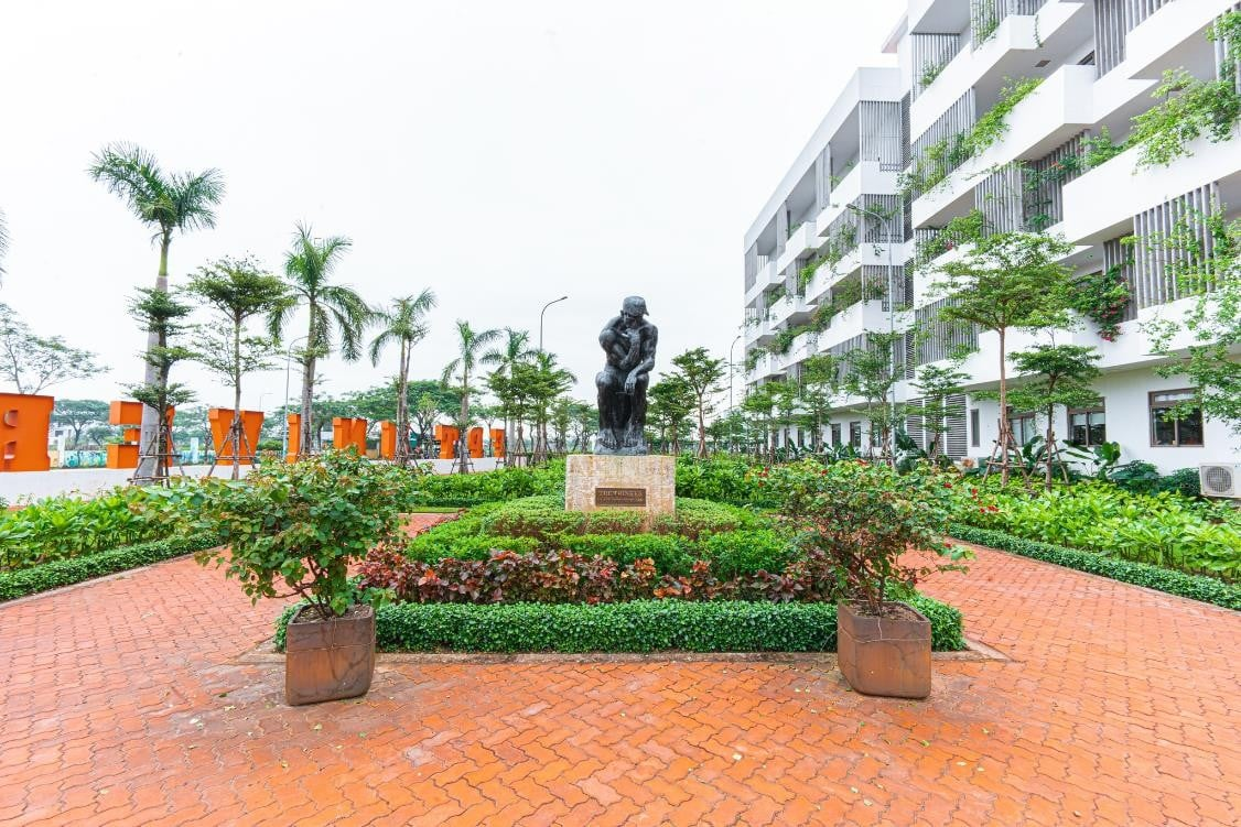 Campus ĐH FPT Đà Nẵng hiện diện đầy nổi bật với thiết kế giao thoa giữa thiên nhiên và đô thị, sử dụng kiến trúc xanh thân thiện với môi trường.
