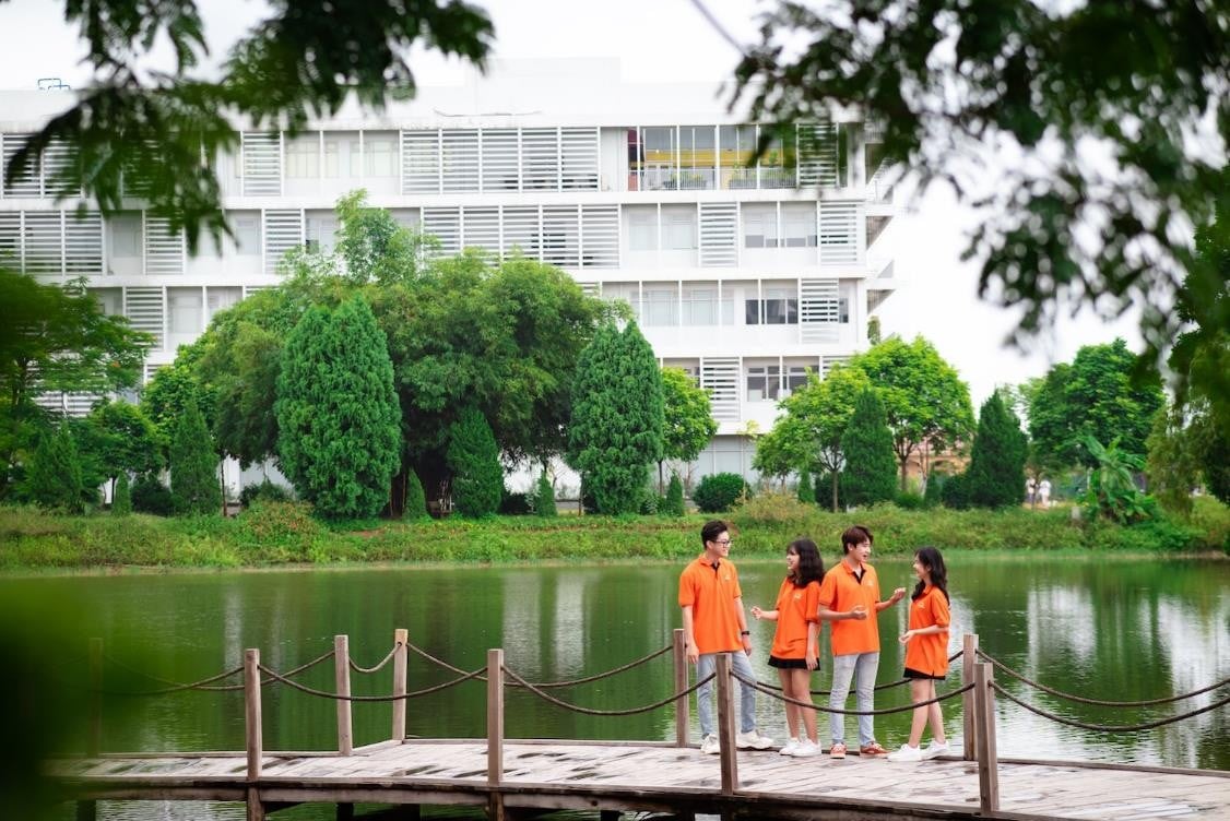 Campus ĐH FPT Hà Nội với khuôn viên xanh mát, cơ sở vật chất hiện đại và tích hợp nhiều tiện ích như một đô thị thu nhỏ, khắp nơi rực rỡ sắc hoa và được thay đổi theo mùa.
