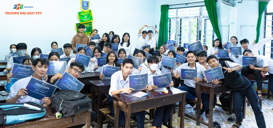 Học sinh trường THPT Nguyễn Trãi (Quảng Nam) hào hứng sau khi trải nghiệm cuộc thi