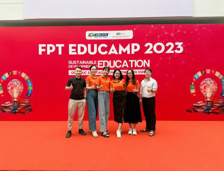Anh Huỳnh Tấn Tài chụp ảnh lưu niệm cùng các chị em đồng nghiệp tại đơn vị cũ tới tham dự FPT Educamp 2023