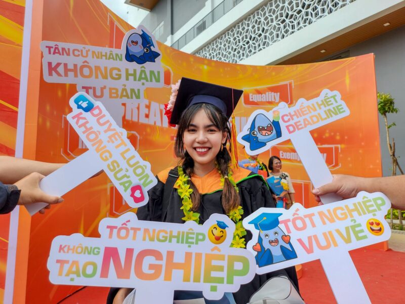 Vượt qua bao thách thức, cô nàng Trương Minh Nguyệt đã tốt nghiệp vui vẻ rồi đây!